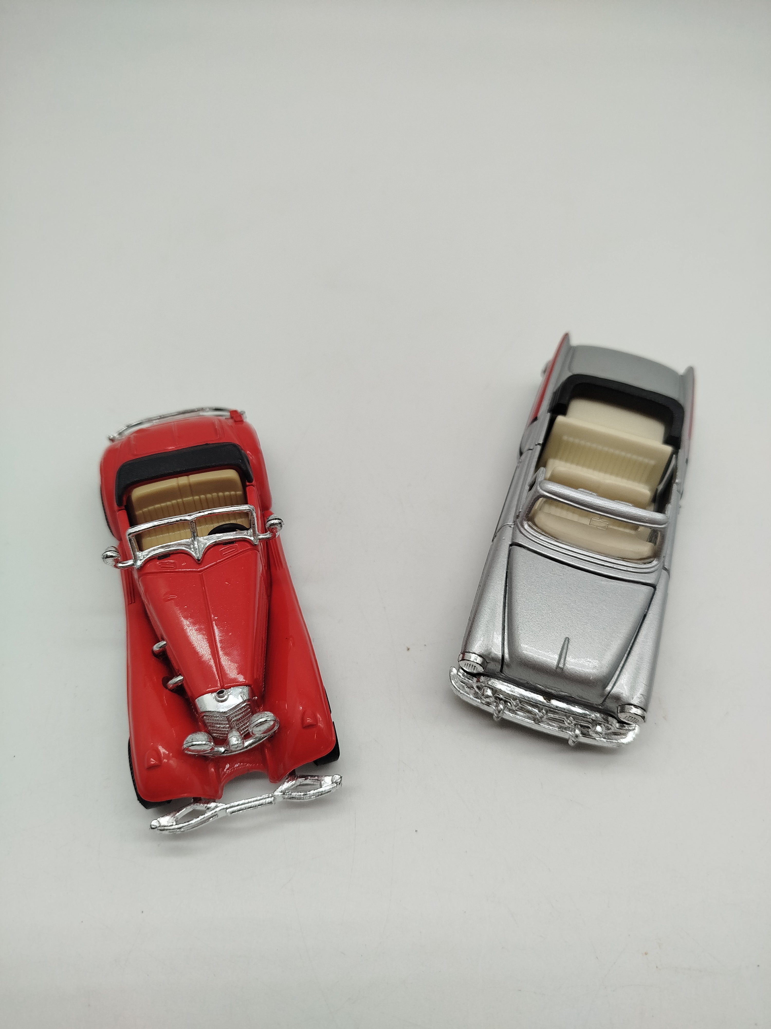 Welly Modellauto-Set – Mercedes 500K No. 8871 & Chevrolet Bel Air grau